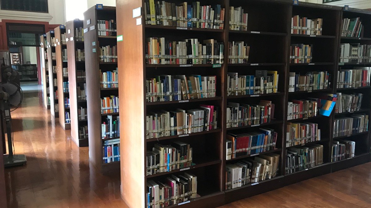圖書館書架排列，象徵資訊很多但人生只能選擇少數內容深入