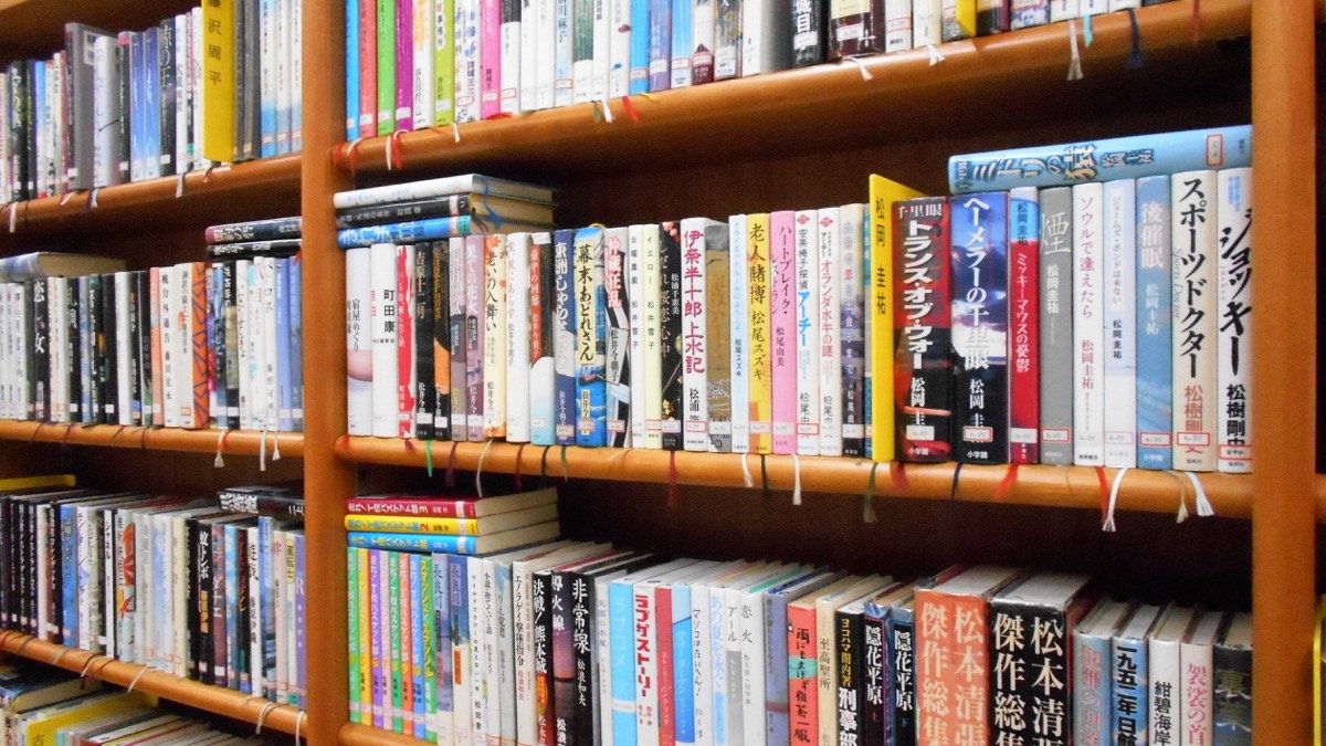 圖書館書架與走道，象徵在有限路徑中選擇一條可以走深的方向
